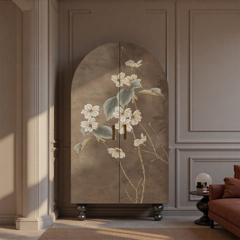 Armoire en noyer avec motif floral