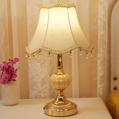 Lampe de table de style Tiffany avec base dorée et abat-jour tambour, design européen classique pour table de chevet de chambre à coucher ou décor de salon