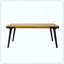 La table de salle à manger, qui comprend un pied Splayed sophistiqué avec un plateau en bois riche, crée un design moderne discret