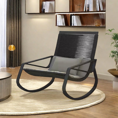 Chaise berçante tissée confortable et élégante