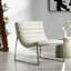 Élégante chaise en cuir blanc avec rembourrage incurvé et doux, fabrication élégante du siège, rehausse l'esthétique de la pièce