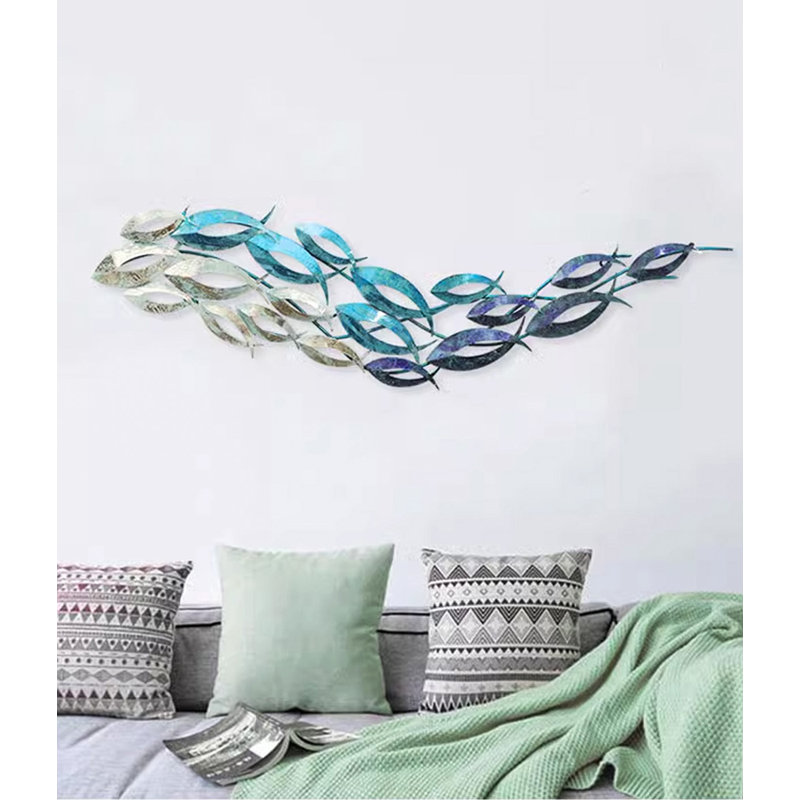 Décoration murale en métal bleu dégradé, motif de poissons marins, pour une entrée aux tons neutres et doux.