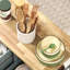 Chariot de cuisine compact avec étagères, gris - Surface en bois, tiroirs et plateau amovible pour un gain d'espace optimal. Tiroirs de rangement à roulettes, plateau, roulettes et organisation des aliments.