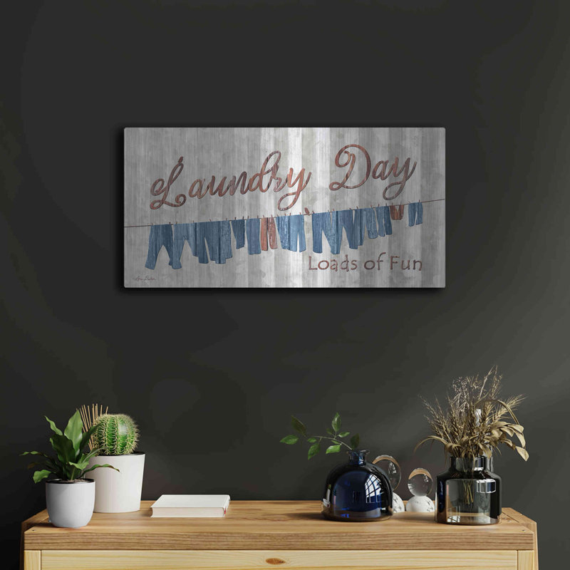 «Laundry Day Charges of Fun» par Lori Deiter, art mural en métal, H 12 po x l 24 po