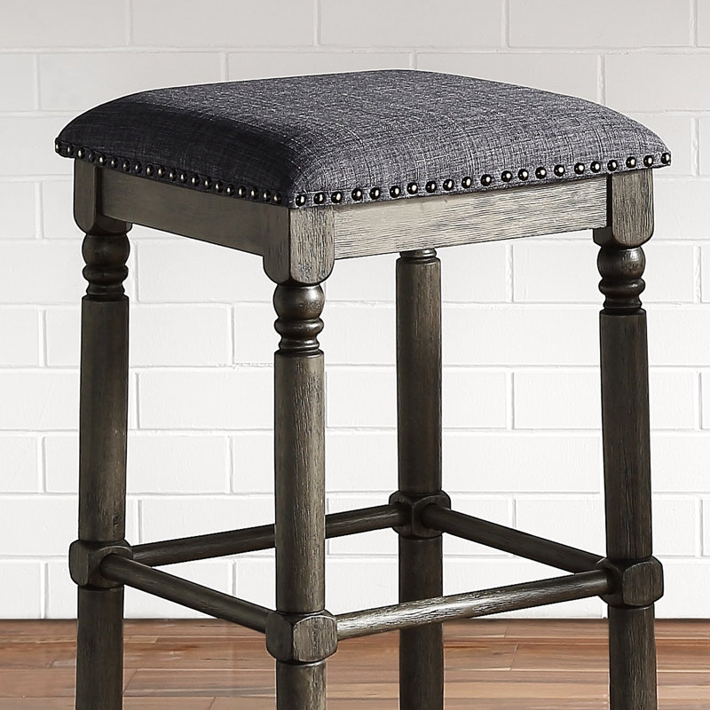 Ensemble de 2 tabourets de bar gris bois - Chic rustique, garniture cloutée bronze, bois massif, l 16 po x P 28 po H 28,87 po, mobilier de maison chic, siège rembourré, finition gris délavé, structure, forme rectangulaire