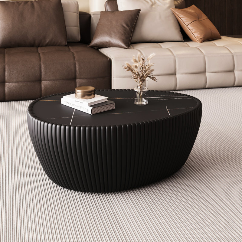 Table basse en cuir avec plateau en pierre frittée noire, forme d'œuf d'oie, structure stable, idéale comme table de chevet dans la chambre. Textures de bureau modernes et uniques, convient également comme table d'appoint dans le salon.