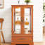 Armoire de style rétro américain avec tablettes réglables en verre, poignées en métal pour ranger le vin et les objets de collection, chêne foncé, 2 portes, 1 tiroir, étagères, éclairage intérieur