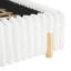 Lit tapissier épuré blanc avec tête de lit ondulée et coutures verticales-1355461164