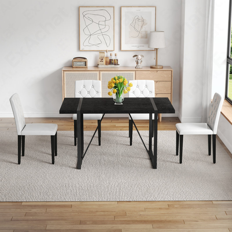 Ensemble de table de salle à manger en bois aggloméré noir imitation grain de bois. Table de salle à manger rectangulaire rétro minimaliste avec plateau texturé noir. Ensemble de 4 chaises de salle à manger en polyuréthane blanc: dossier à boucle ergonomique. Une touche tendance.