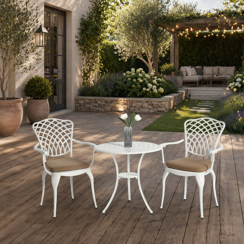 Ensemble bistro 3 pièces avec table en fonte d'aluminium, chaises et trou pour parasol pour une utilisation extérieure toutes saisons, comprend des coussins confortables de couleur blanche