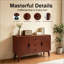 Buffet Mid-Century moderne avec cadre en bois massif, 2 portes, 3 tiroirs et tablettes réglables pour un rangement et une présentation polyvalents