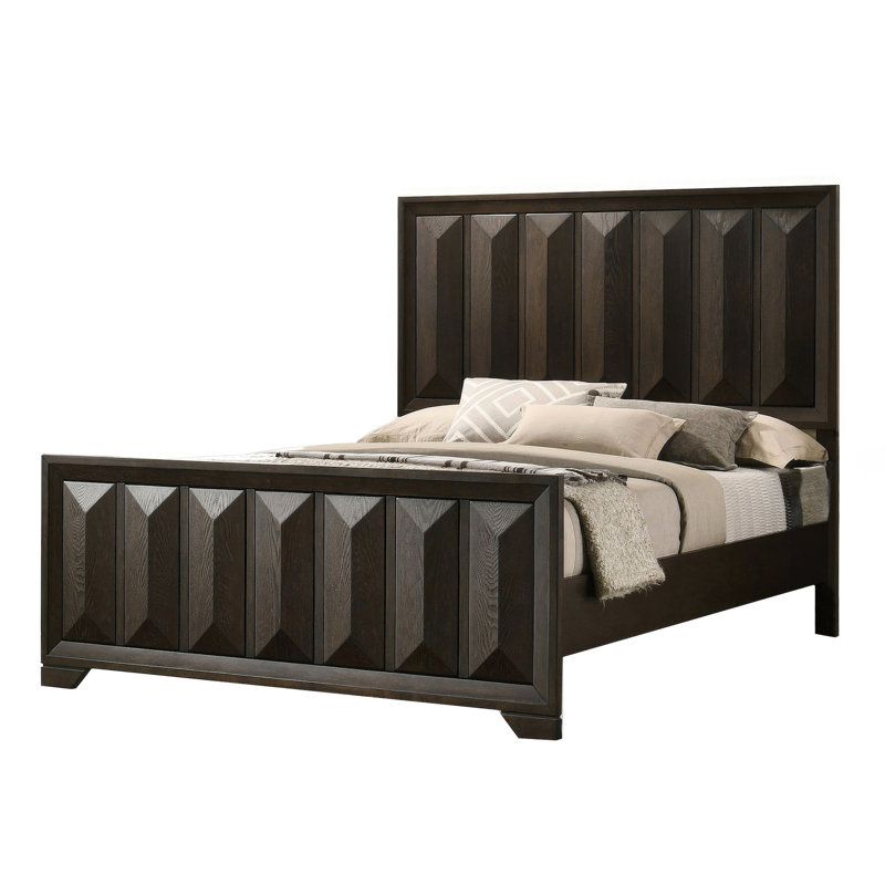 Cadre de très grand lit oriental, panneaux à facettes verticales sur la tête de lit et meubles de chambre à coucher de style transitionnel en bois d'ingénierie