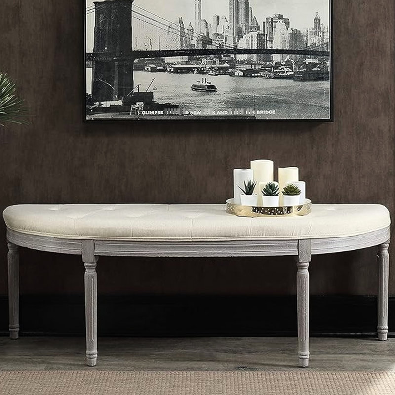 Banc rembourré beige à boutons côtiers avec pattes grises patinées, conception en demi-croissant pour optimiser l'espace dans les halls, structure, facile à nettoyer, nécessite un assemblage, look américain, forme de 55 profondeurs