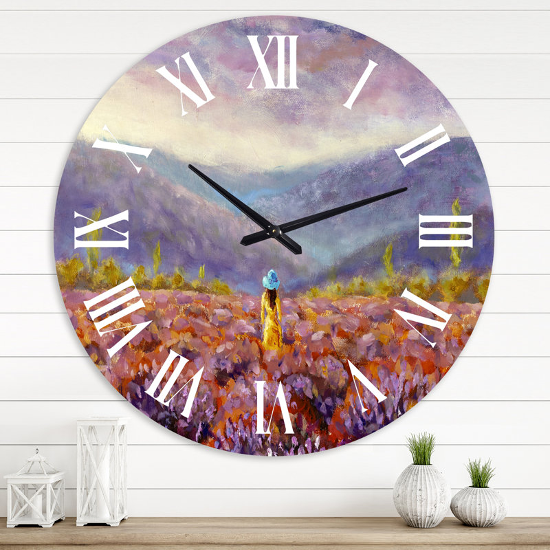 Femme en robe jaune et chapeau marchant dans les champs - Horloge murale traditionnelle, Grand