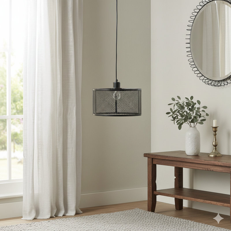 Un luminaire suspendu avec un abat-jour fabriqué en matériau métallique maillé.