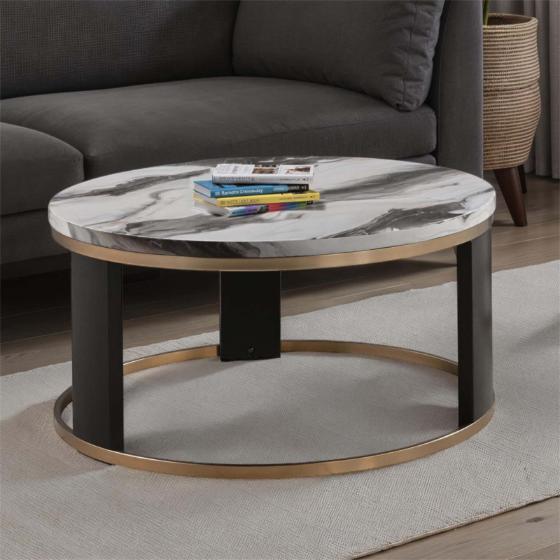 Table basse contemporaine contemporaine avec plateau en marbre et structure en anneau doré, parfaite pour les espaces de vie modernes