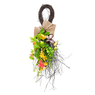 Agencement de fleurs en mélange de décorations artificielles et de la pièce maîtresse