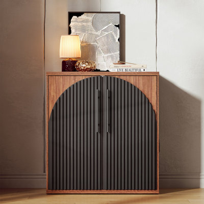 Buffet à deux portes cintrées cannelées de 80 cm de large avec étagères réglables, meuble de rangement moderne pour salle à manger, entrée ou cuisine, fini noyer et noir.