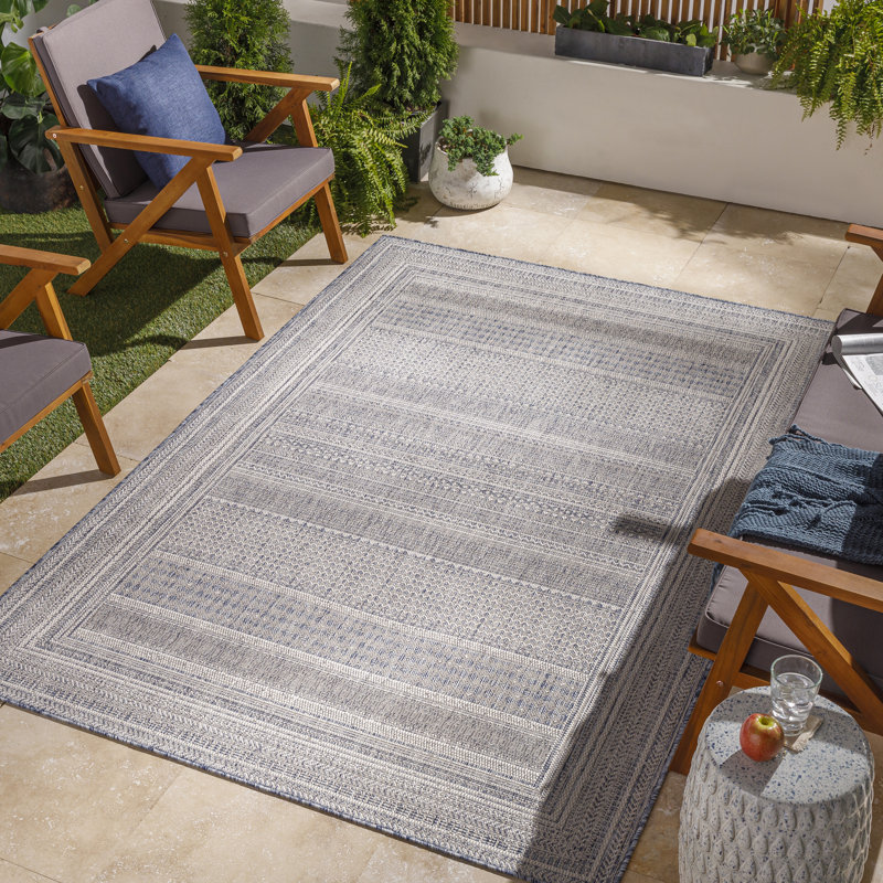 Ilenne Oriental Area Rug in Blue, Rectangle 6'7" x 9'