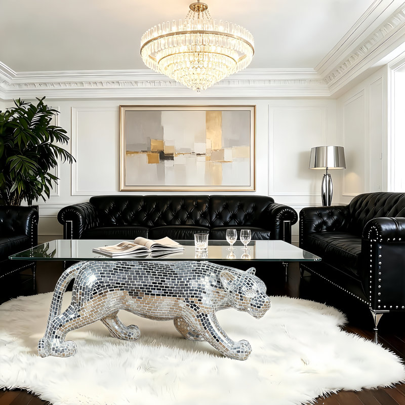 Table basse avec dessus en verre et socle en mosaïque argentée faite à la main, ornée d'une statue de panthère ; sculpture animale glamour pour le salon.