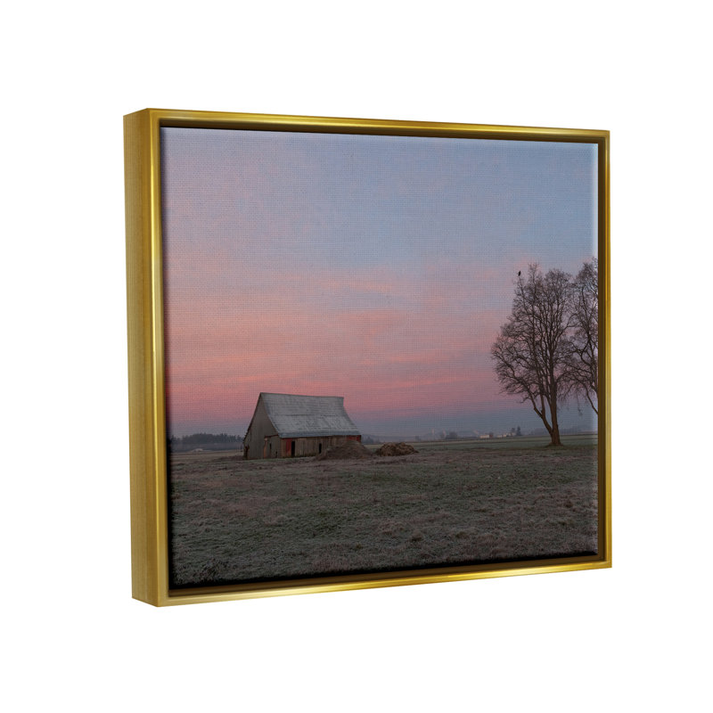 Art mural sur toile Lone Grassland Cabin, H 17 po x l 21 po x P 1,7 po, Cadre flottant métallique doré