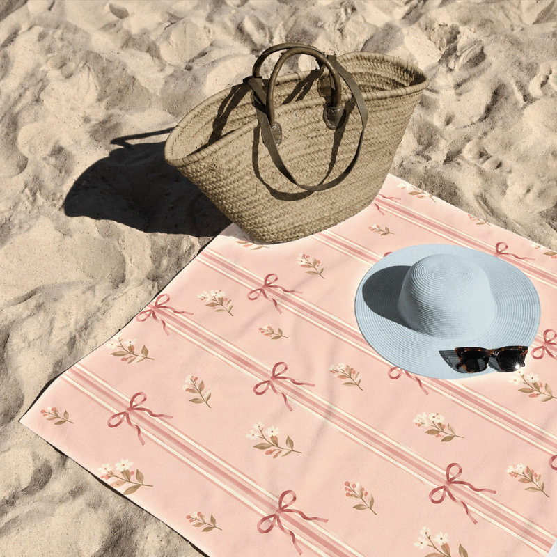 1Pièce de serviette de plage à arc et à motif floral, avec de charmants arcs roses délicates fleurs blanches sur un fond rayé pastel. Microfibre à séchage rapide, parfaite pour les voyages, le camping et les unisexes.