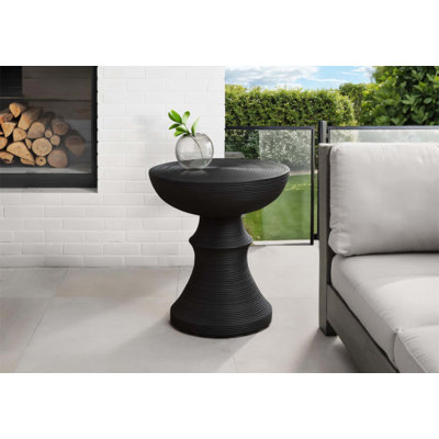 Table d'appoint contemporaine contemporaine, 25H, pour une utilisation intérieure ou extérieure, idéale comme table d'appoint, de bout ou de chevet dans les décors modernes