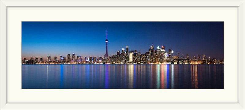 Vue de la ville avec CN Tower, « The Night », reproduction de photo, H 20 po x l 44 po x P 1 po, Cadre blanc