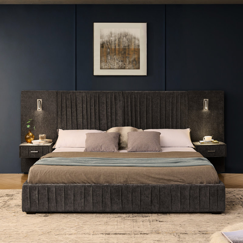 Très grand lit plateforme gris foncé, revêtement en chenille, conception plissée, table de chevet et lampes réglables, sans sommier, éclairage de lit de style minimaliste moderne, manuel - pour un look artistique