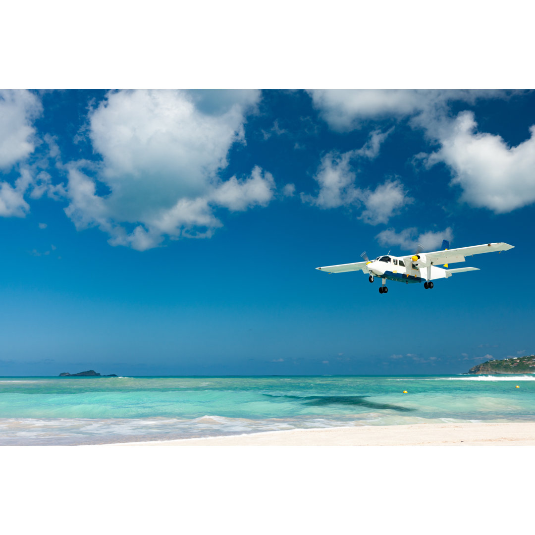 Plane Landing On Nikki Beach von Cdwheatley - Kunstdrucke ohne Rahmen auf Leinwand