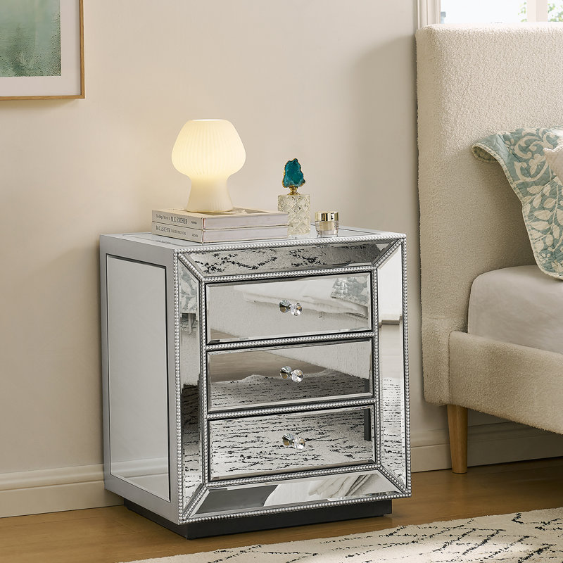 Armoire à trois tiroirs avec finition miroir en perles