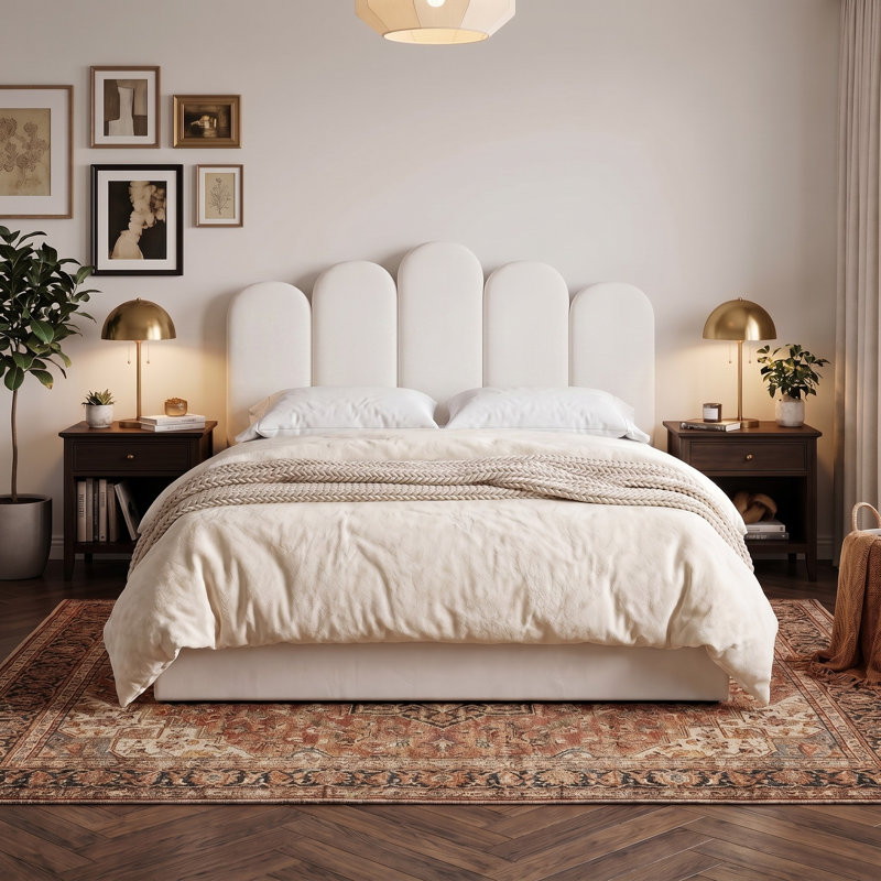 Lit plateforme glamour à panneaux festonnés, revêtu de velours et doté d'un rangement intégré, taille standard, couleur crème