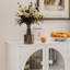 Buffet blanc arqué en verre avec 2 tiroirs, 4 portes en verre et tablettes réglables-133394558