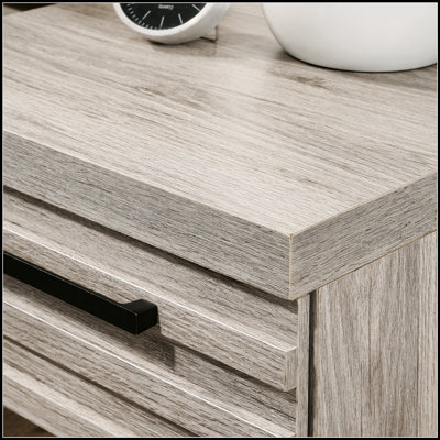 Table de chevet contemporaine en bois avec base en métal, finition gris patiné et fabrication durable pour les chambres modernes