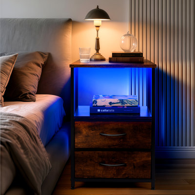 Table de chevet moderne avec station de charge et tiroir réglable en tissu, table de bout avec rangement à 3 niveaux pour la chambre à coucher et le salon
