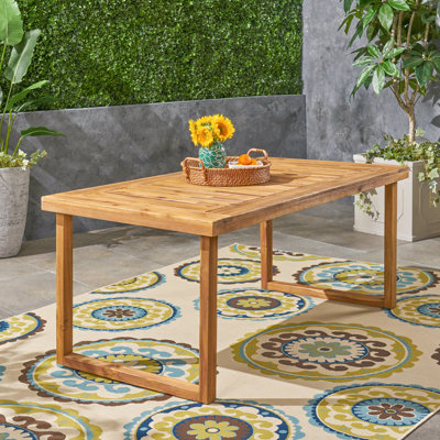 Élégante table d'extérieur en bois de 69 po avec finition naturelle, rehaussant l'attrait de votre patio en offrant une atmosphère paisible
