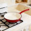 Batterie de cuisine en fonte émaillée, casseroles et poêles antiadhésives 4 pièces avec couvercles, cocotte pour la cuisson, le saut et la cuisson lente, allant au four jusqu'à 500 ° F pour toutes les surfaces de cuisson