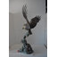 Statue en aigle capturant sa proie - taille: L 68 po x l 40 po x H 87 po.