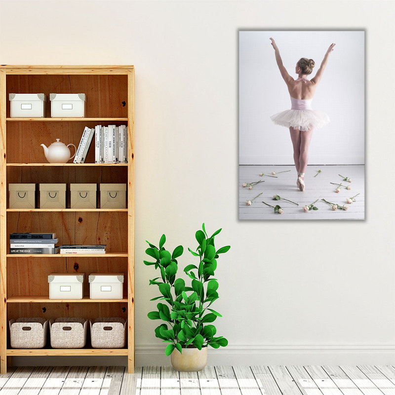 «Young Ballerina Dancing with Roses on the Floor», reproduction d'art sur toile, H 30 po x l 20 po