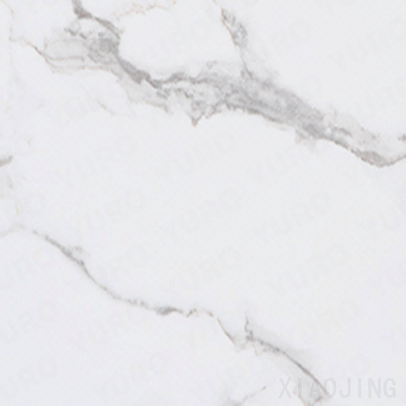 Table d'appoint en forme de C blanche en faux marbre et or blanc