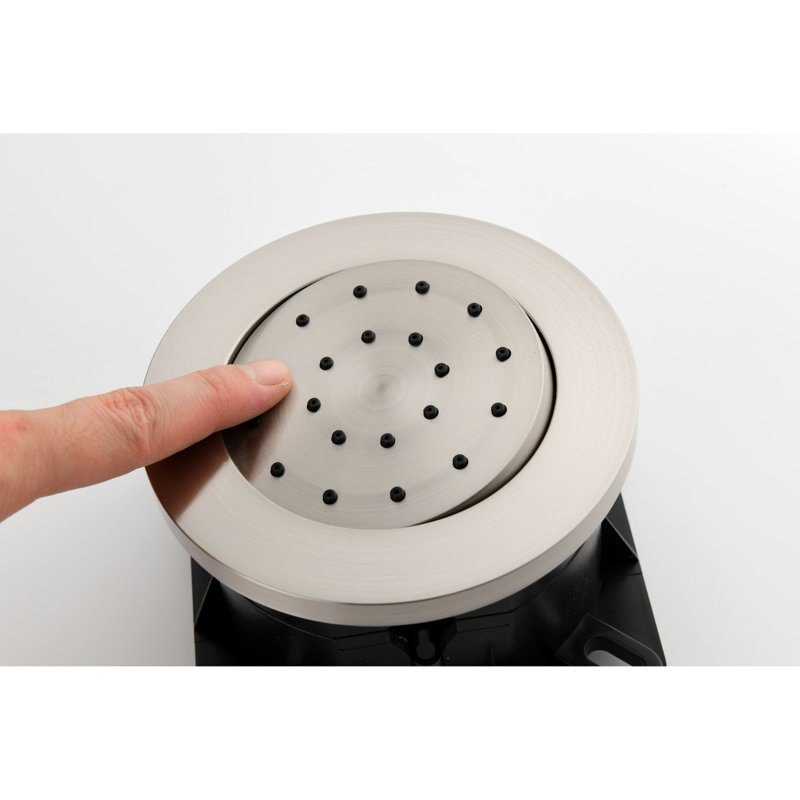 Ensemble de douche en nickel brossé aux caractéristiques riches. Tête, douche à main, barre coulissante, jets de corps, bras, tuyau, garniture de valve, poignées à levier. Tête autonettoyante pour une sortie d'eau ininterrompue. Installation