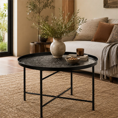 Table basse ronde en métal noir, motif floral martelé