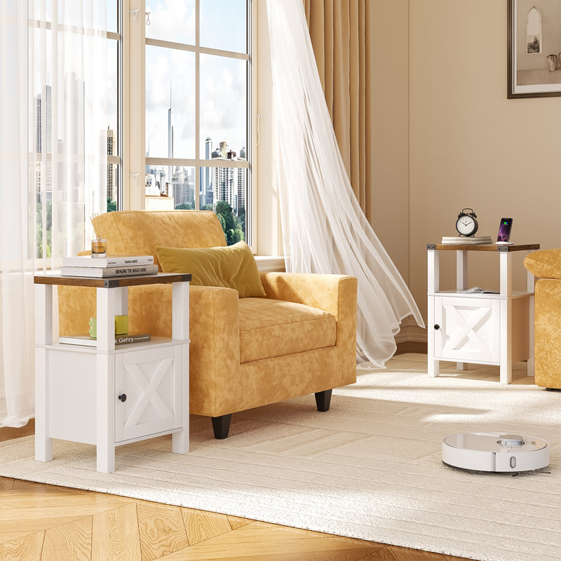 Ensemble de 2 tables de chevet modernes de style champêtre, blanches, avec rangement, porte coulissante de style grange et étagère ouverte.