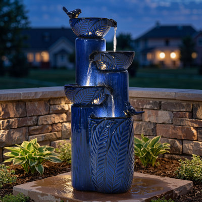 Fontaine 33 po en céramique pour l'extérieur avec lumières DEL, cascade et bol à motif de feuilles en relief à 4 niveaux avec accents d'oiseau dans un glacis bleu cobalt pour la tranquillité du patio
