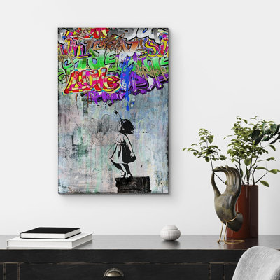 Petite fille étiquetant Banksy sur toile