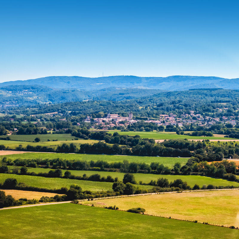 Vue aérienne du village français d'Ambronay par Gregory_Dubus, H 36 po x l 36 po