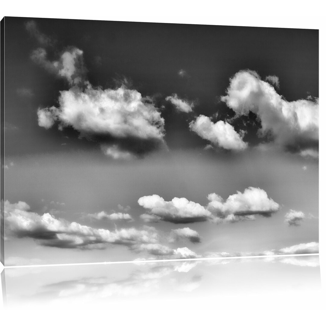 Leinwandbild Wolken am blauen Himmel in Monochrom