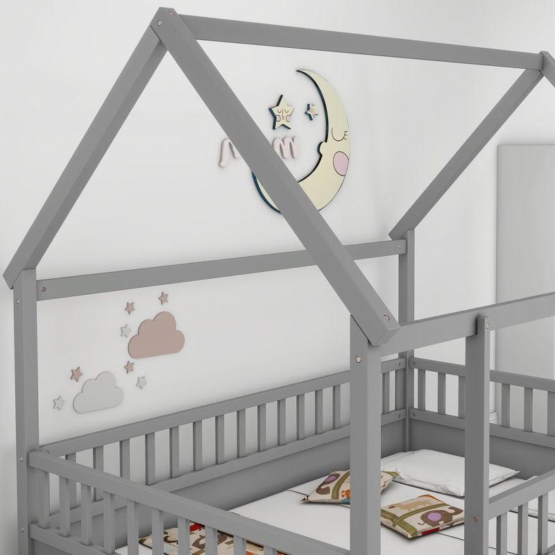Lit de toit en bois gris élégant avec clôture et plancher