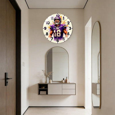 Horloge murale de football avec art du joueur Vikings, éclaboussures de peinture, chiffres à deux dimensions, mouvement à quartz silencieux et façade en verre trempé. Décoration murale idéale pour les salles de jeux et les espaces amateurs de football.