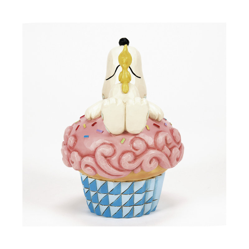 Figurine Peanuts par Jim Shore Snoopy portant un petit gâteau d'anniversaire H 5,3 po